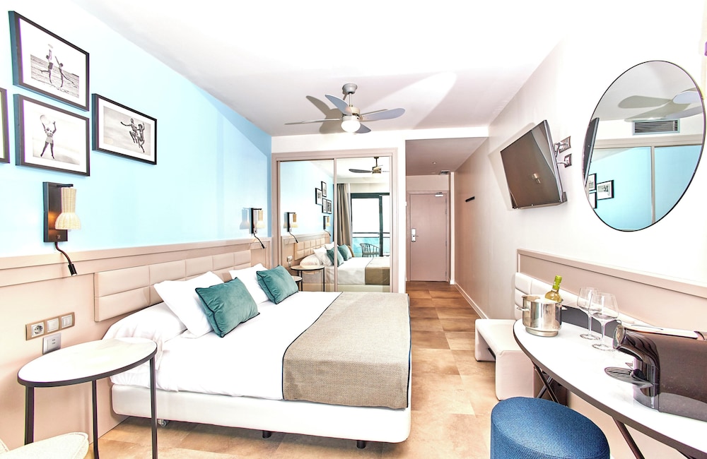 Deluxe Room - Photo 13