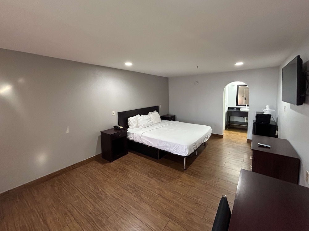 Deluxe Room, 1 King Bed, Accessible, Non Smoking - Photo 3
