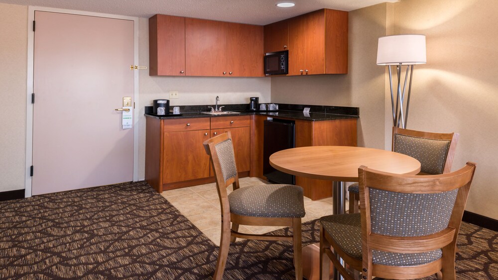 Suite, 1 King Bed - Photo 2