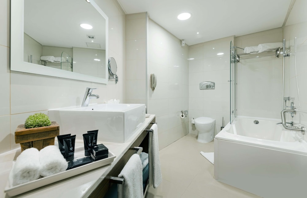 Comfort Room (Atrium View) - Photo 7