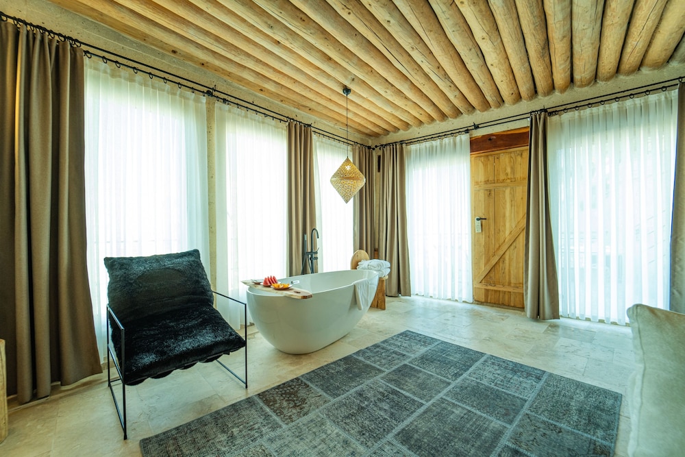 Honeymoon Suite - Photo 7
