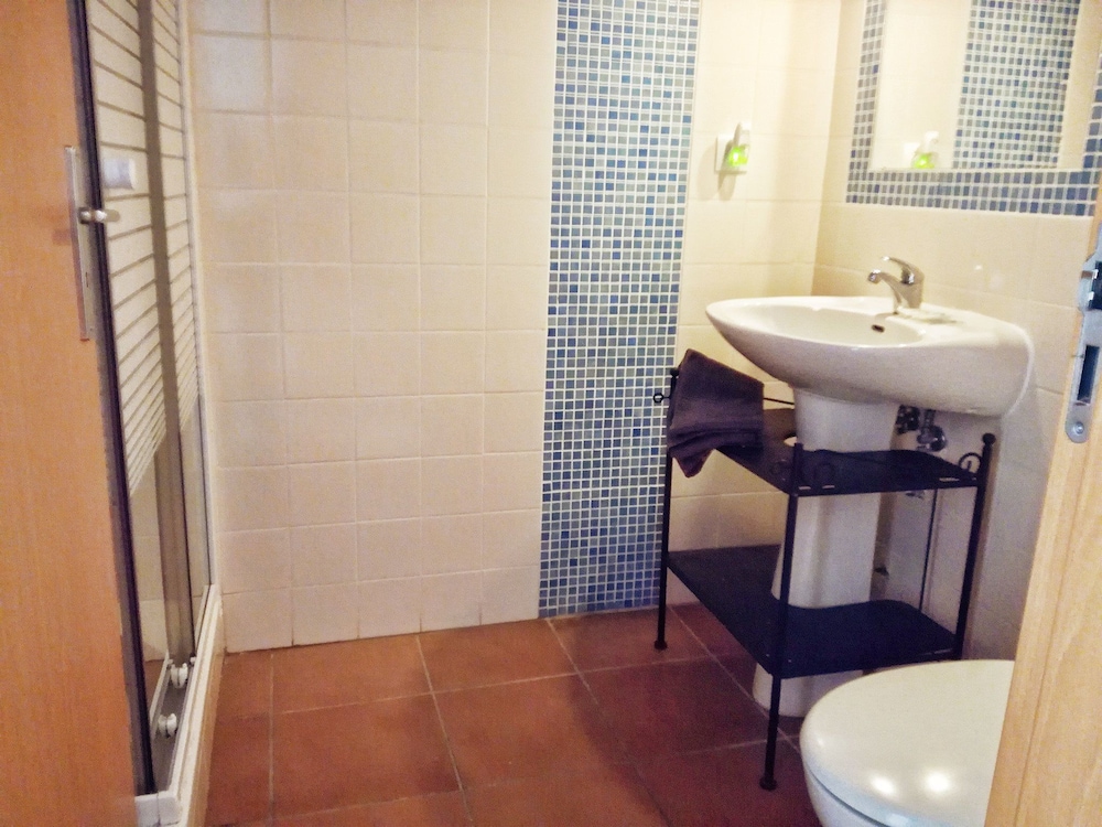 Double or Twin Room - Photo 7