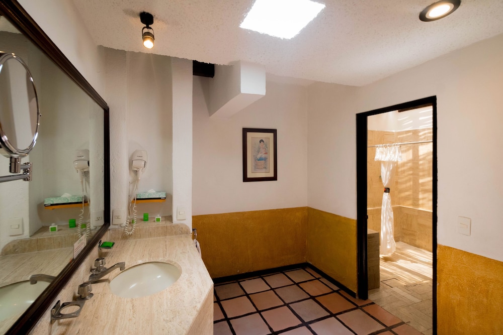 Suite, 1 King Bed (Master) - Photo 2
