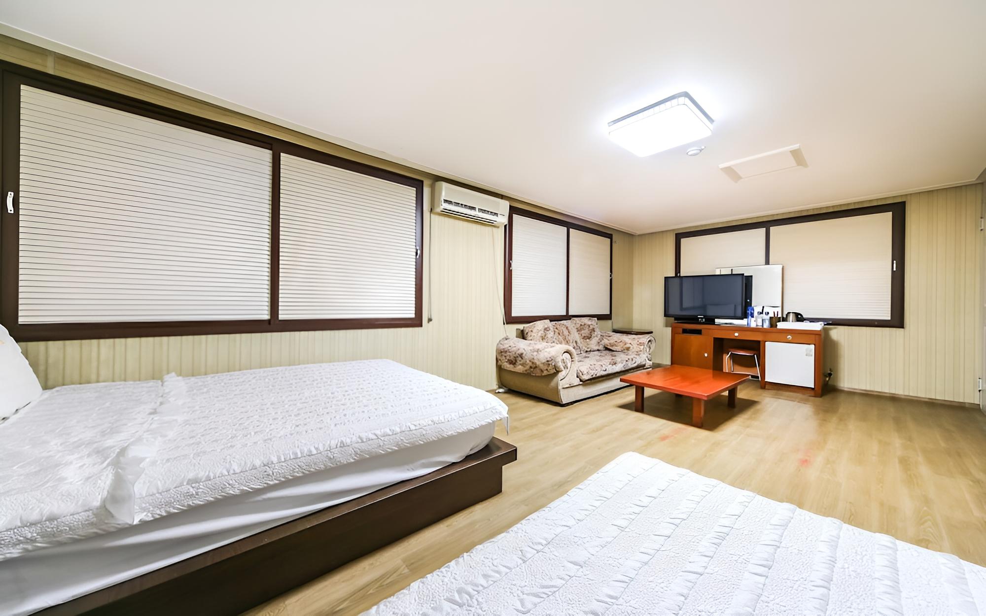 Room (Twin) - Photo 4