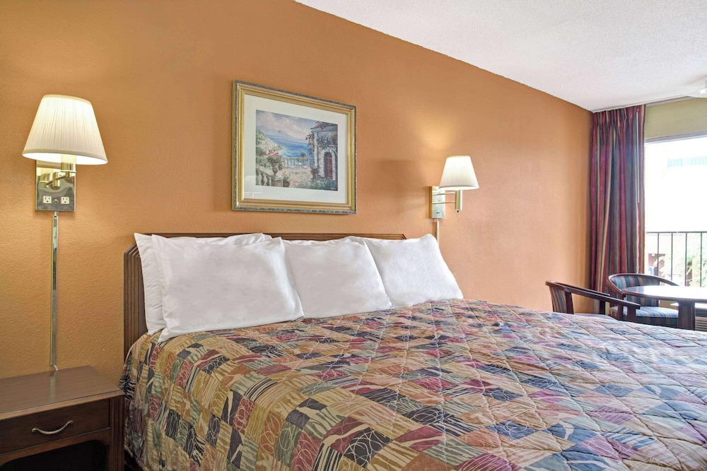 Standard Room, 1 King Bed, Smoking - Photo 1