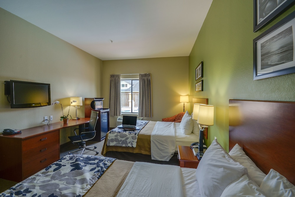 Standard Room, 2 Queen Beds - Photo 2