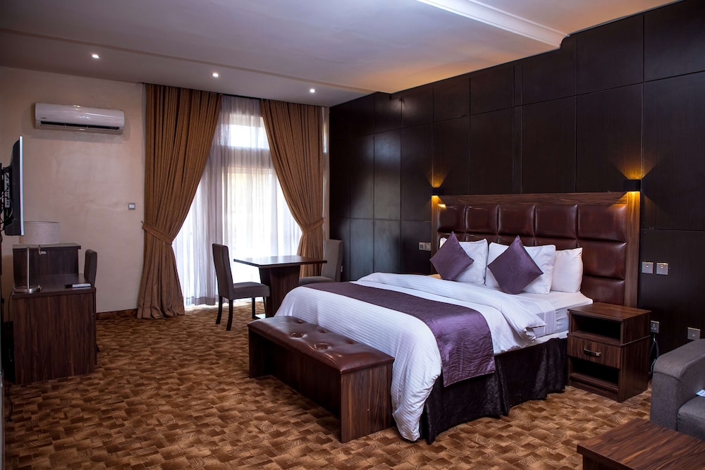 Suite, 1 King Bed, Non Smoking, Balcony (Living Room) - Photo 1