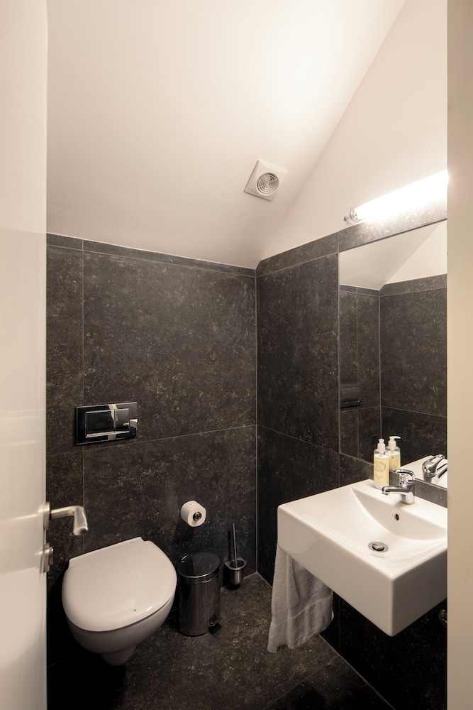 Available room thumbnail 6