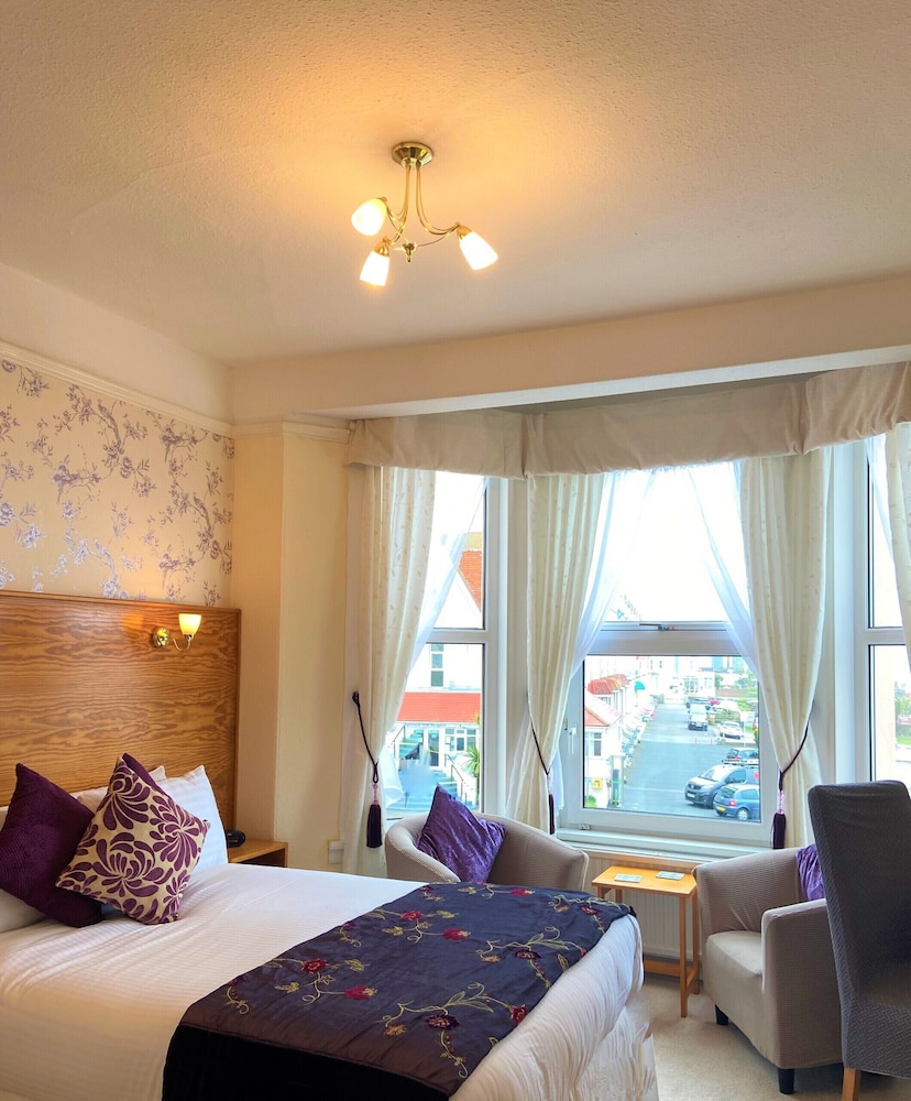 Superior Double Room, Ensuite, Sea View (Bath and shower ) photo 2