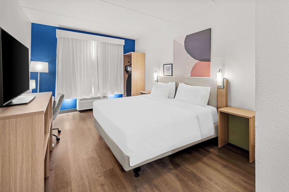 Room, 1 King Bed, Accessible (Mobility & Hearing, Roll-in Shower) - Photo 1