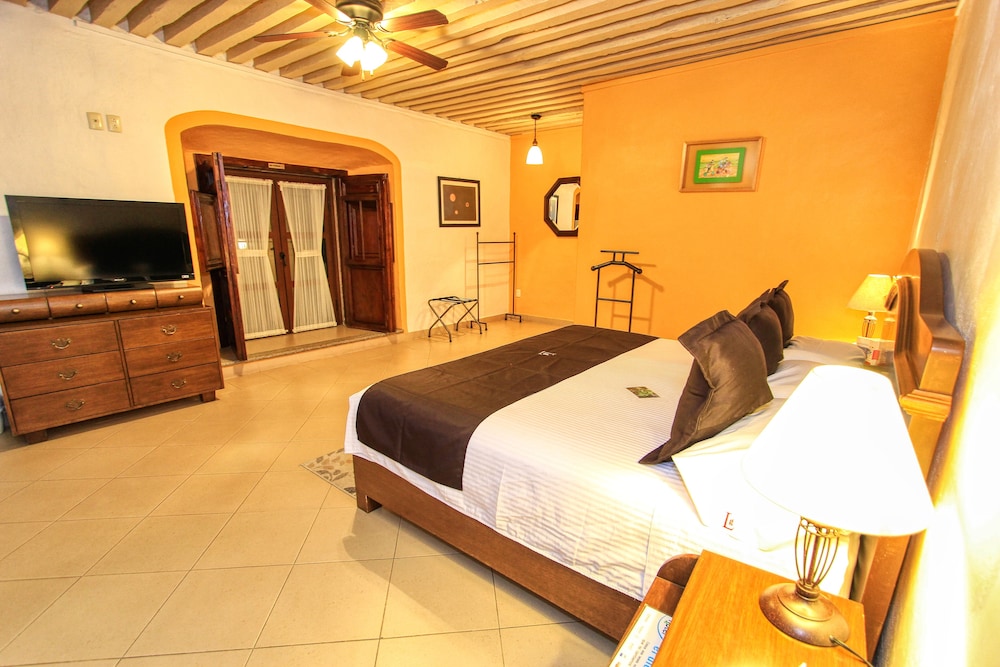 Deluxe Suite, 1 King Bed, Refrigerator & Microwave, City View