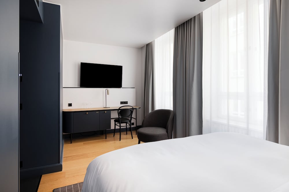Room, 1 Queen Bed (Solo) - Photo 3