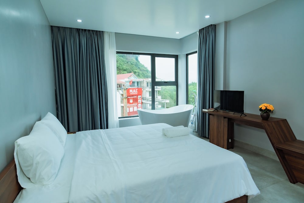 Deluxe Double Room, Bathtub photo 3