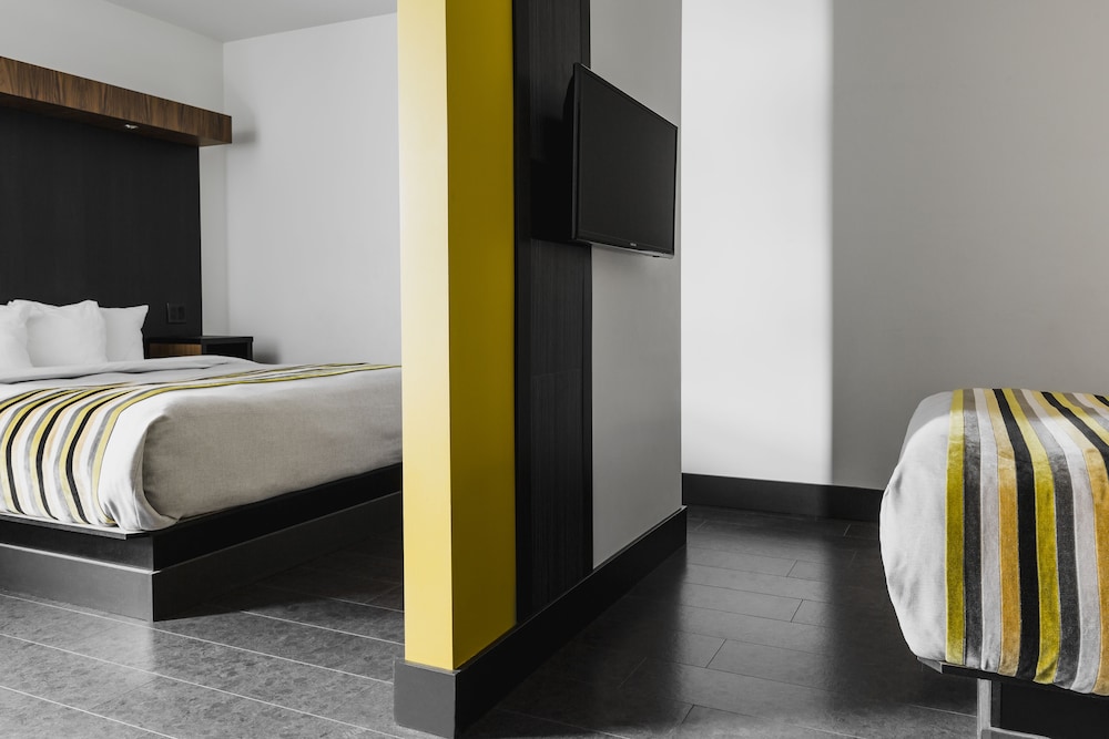 Signature Plus Room, 2 Queen Beds - Photo 1