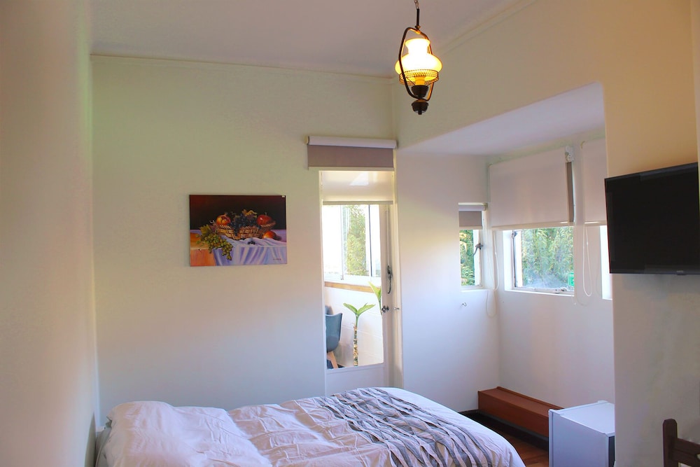 Standard Double Room, 1 Queen Bed, Private Bathroom, Partial Ocean View photo 2