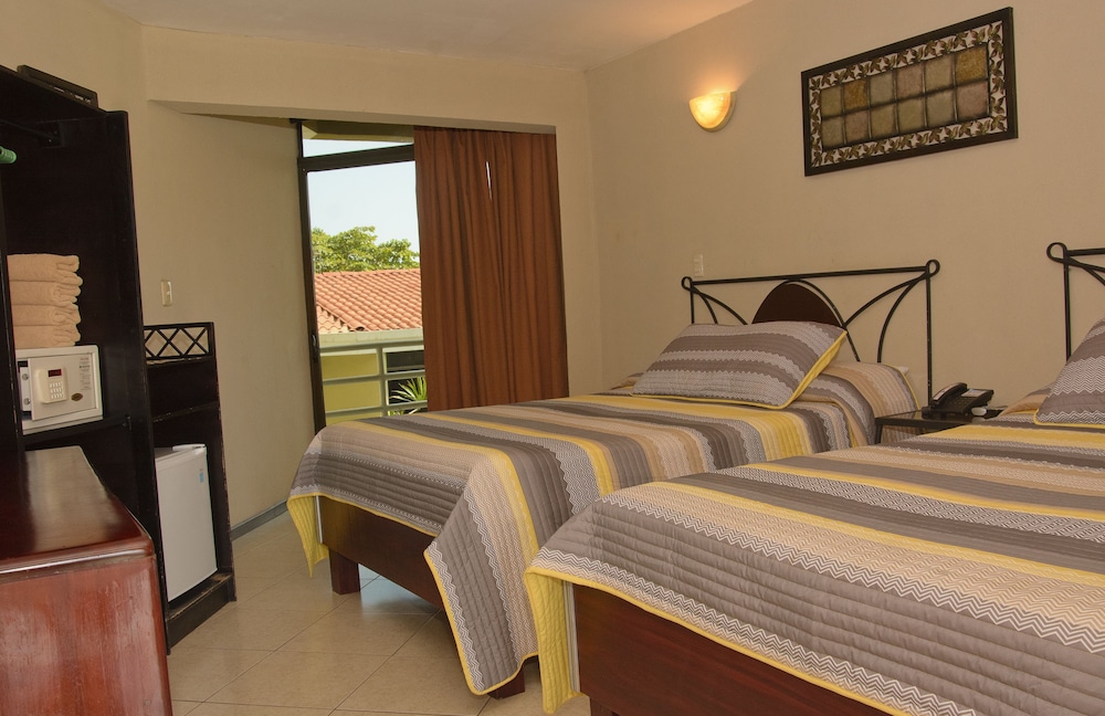 Superior Quadruple Room - Photo 12