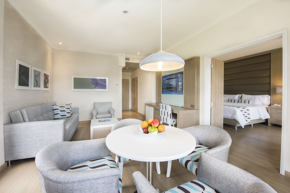 Luxury Suite, 1 King Bed with Sofa bed thumbnail 6