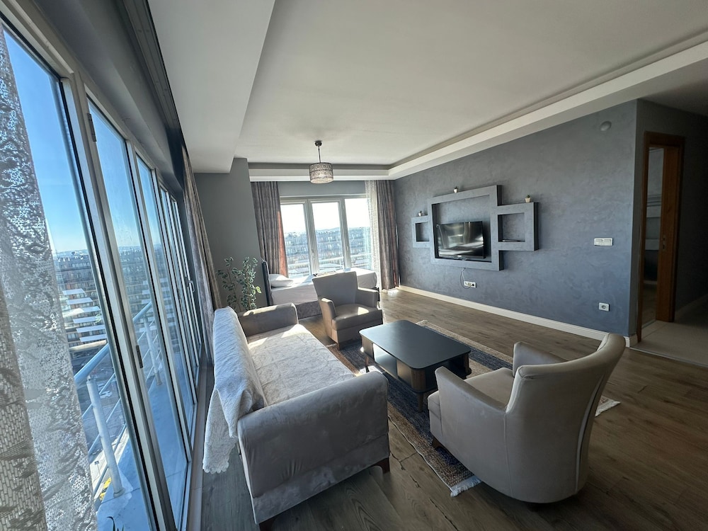 Family Room, 1 Bedroom photo 1