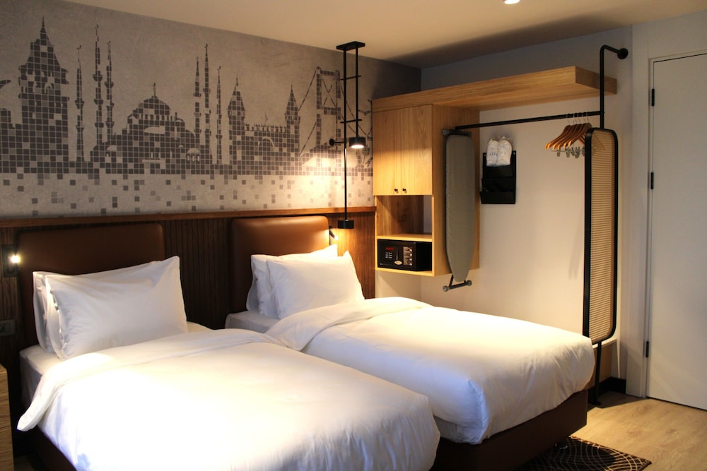 Deluxe Room, 1 King Bed, City View photo 2