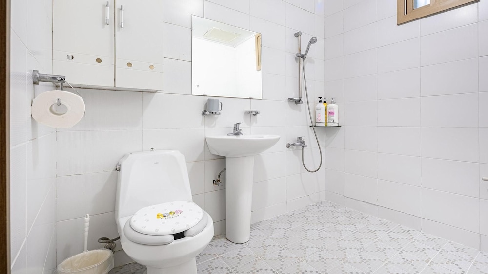 Basic Room, 1 Bedroom (Big Room (101ho)) - Photo 4