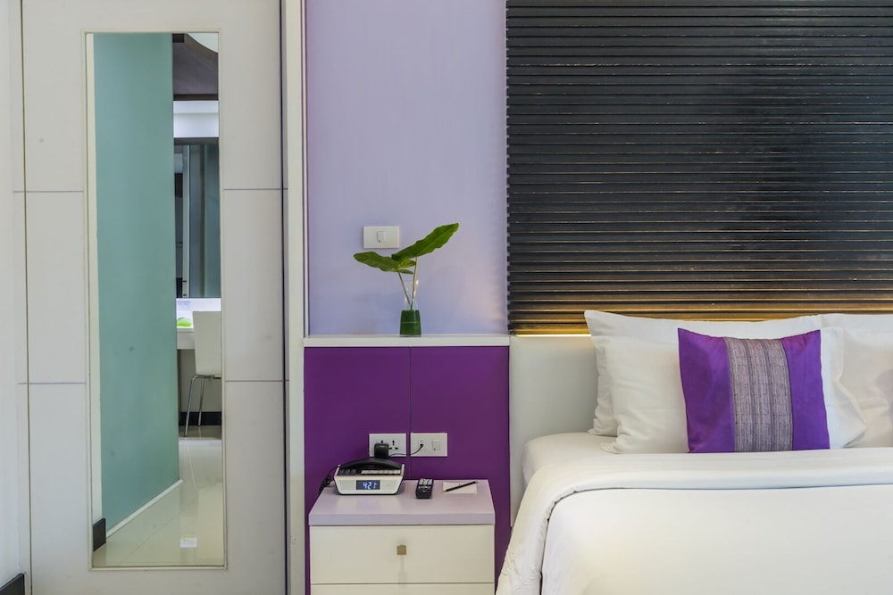 Deluxe Room, 1 King Bed, Balcony - Photo 3