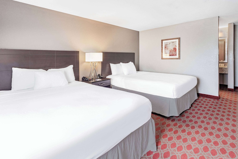 Room, 2 Queen Beds, Non Smoking - Photo 1