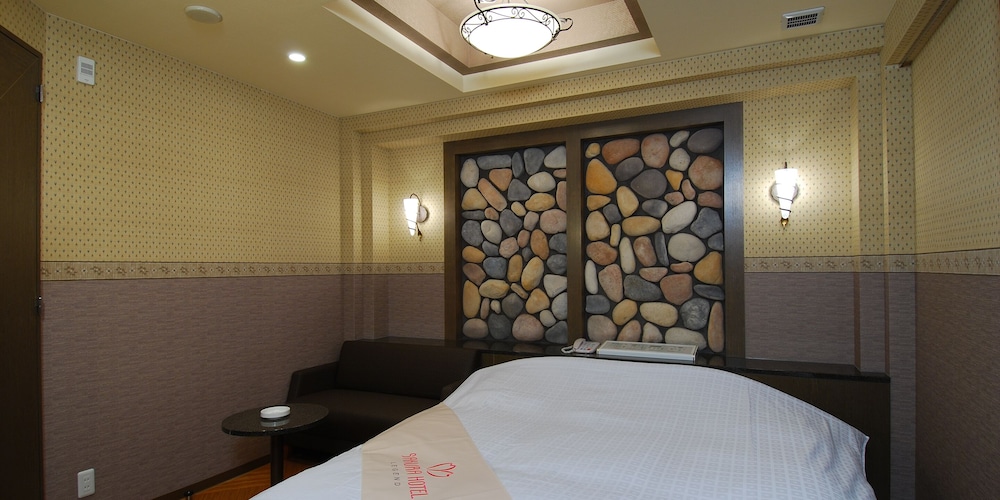 Standard Double Room thumbnail 6