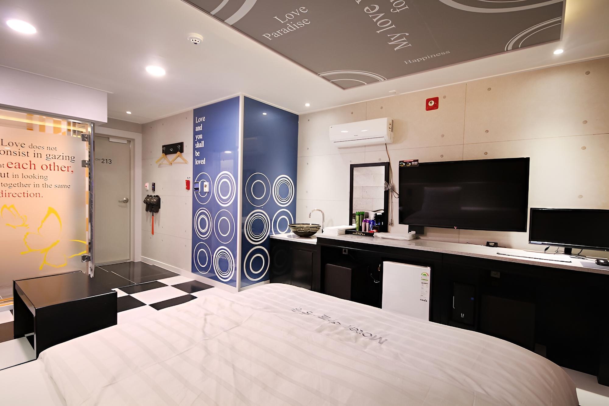 Room (Standard Room) - Photo 21