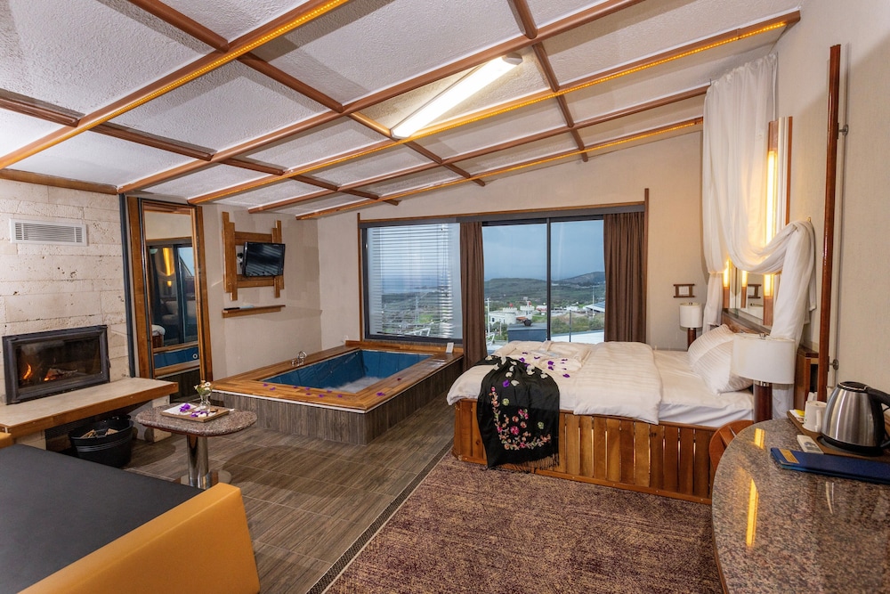 Studio Suite, 1 King Bed, Smoking, Sea View photo 1