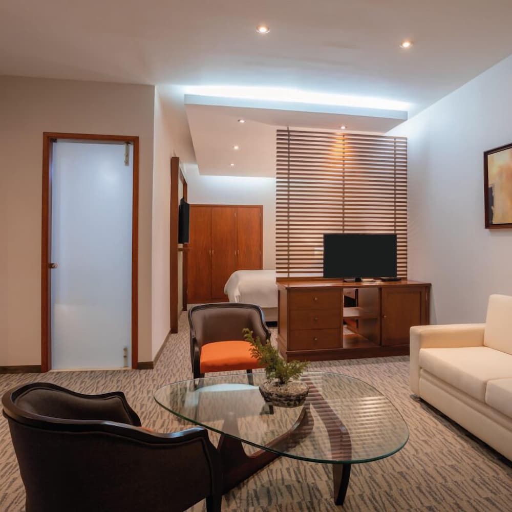 Club Suite, 1 Bedroom, Club Lounge Access (High Floor) - Photo 2