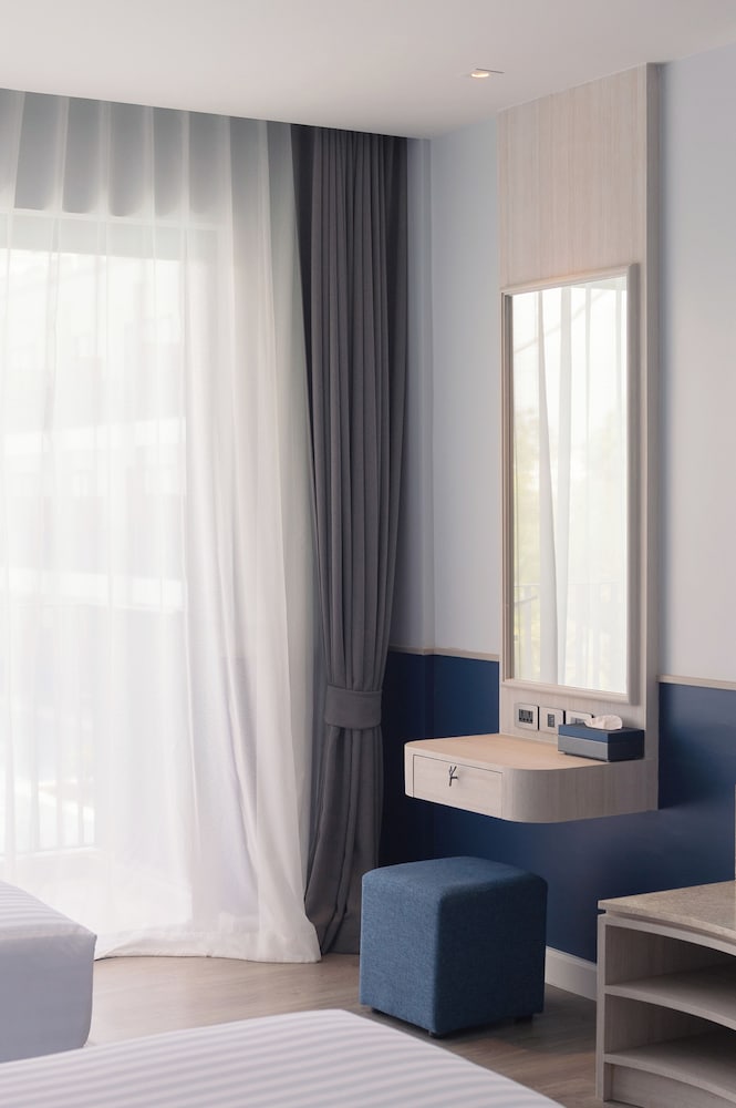 Deluxe Triple Pool View Room - Photo 4
