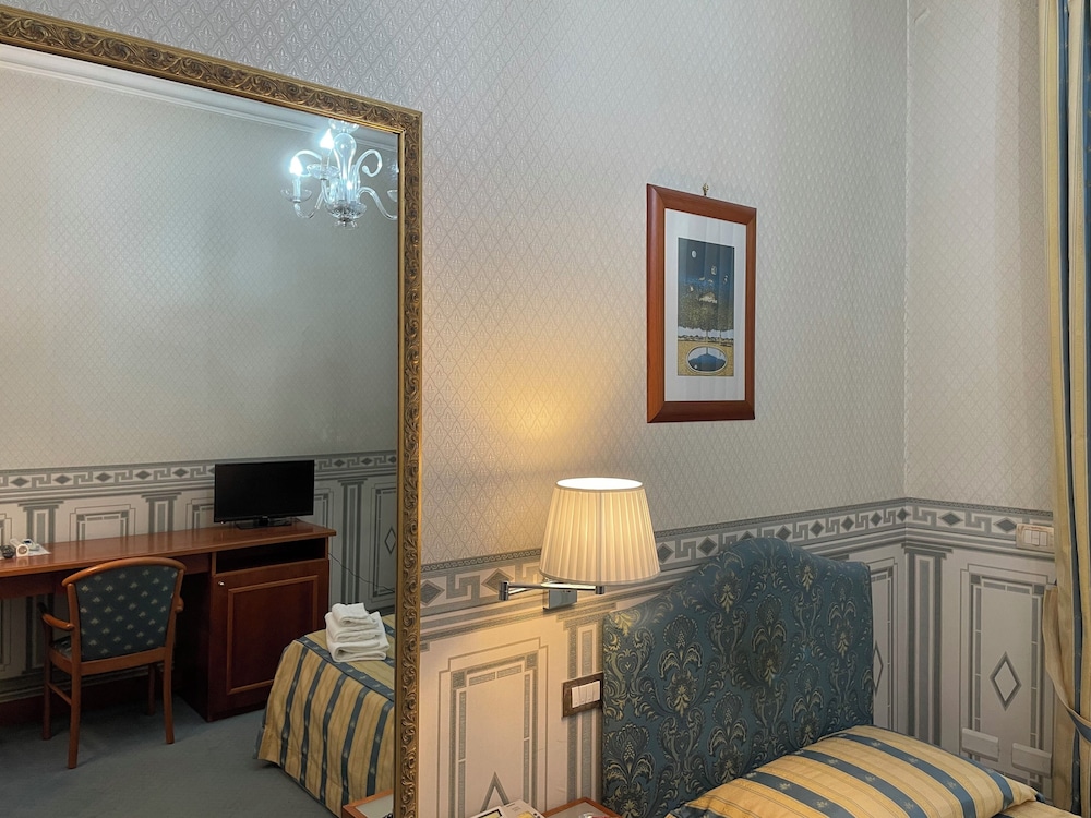 Deluxe Single Room, 1 Twin Bed, Ensuite, Park View photo 3