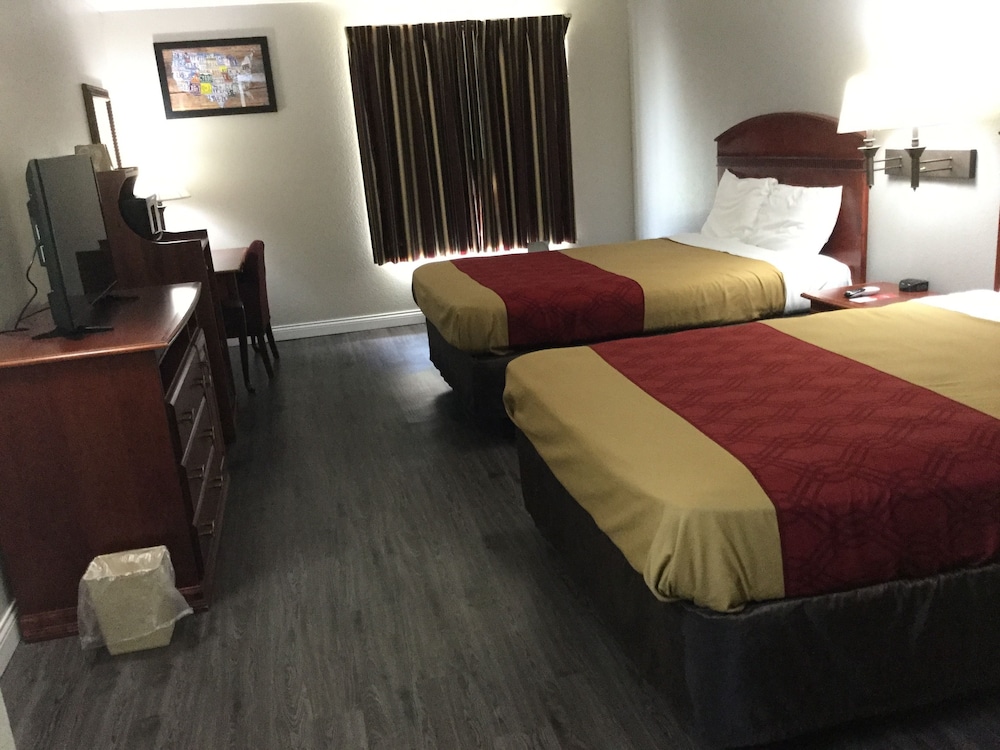 Standard Room, 2 Queen Beds, Non Smoking - Photo 4