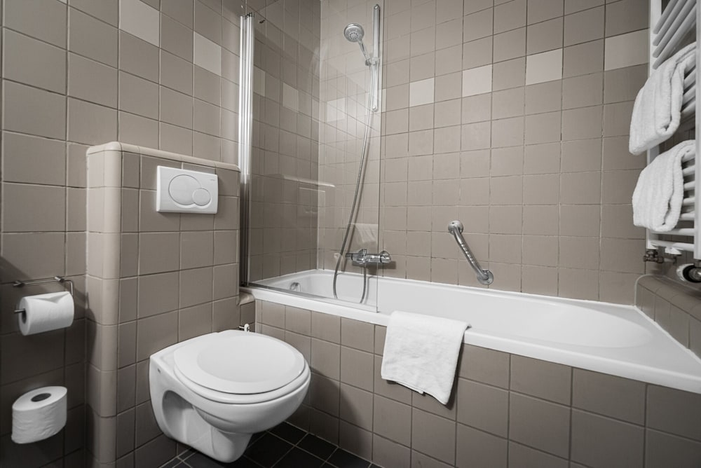 Double or Twin Room (Budget) - Photo 14