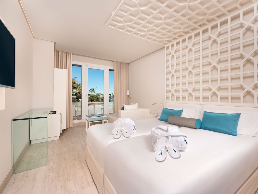 Habitación Doble, Balcón, Vista Parcial al Mar (Oh La La)