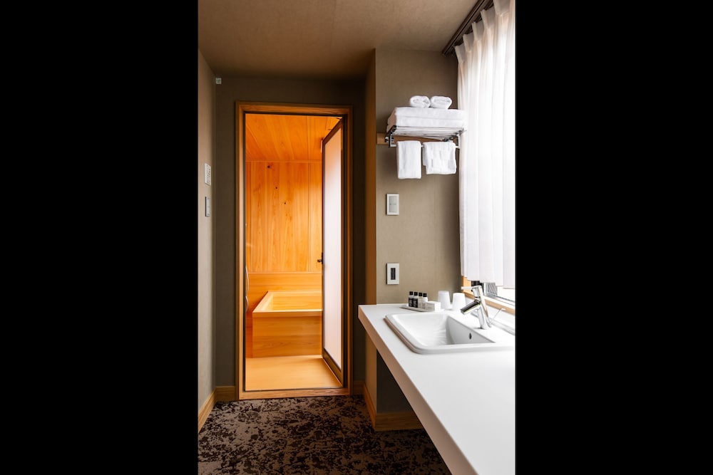 Exclusive Suite, Multiple Beds, Non Smoking, Private Bathroom thumbnail 6