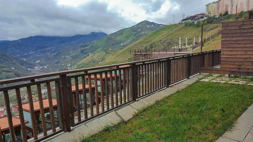 Family Apartment, 4 Bedrooms, Lake View, Garden Area