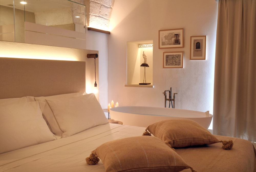 Junior Suite, Private Pool (and Spa Bath) photo 2