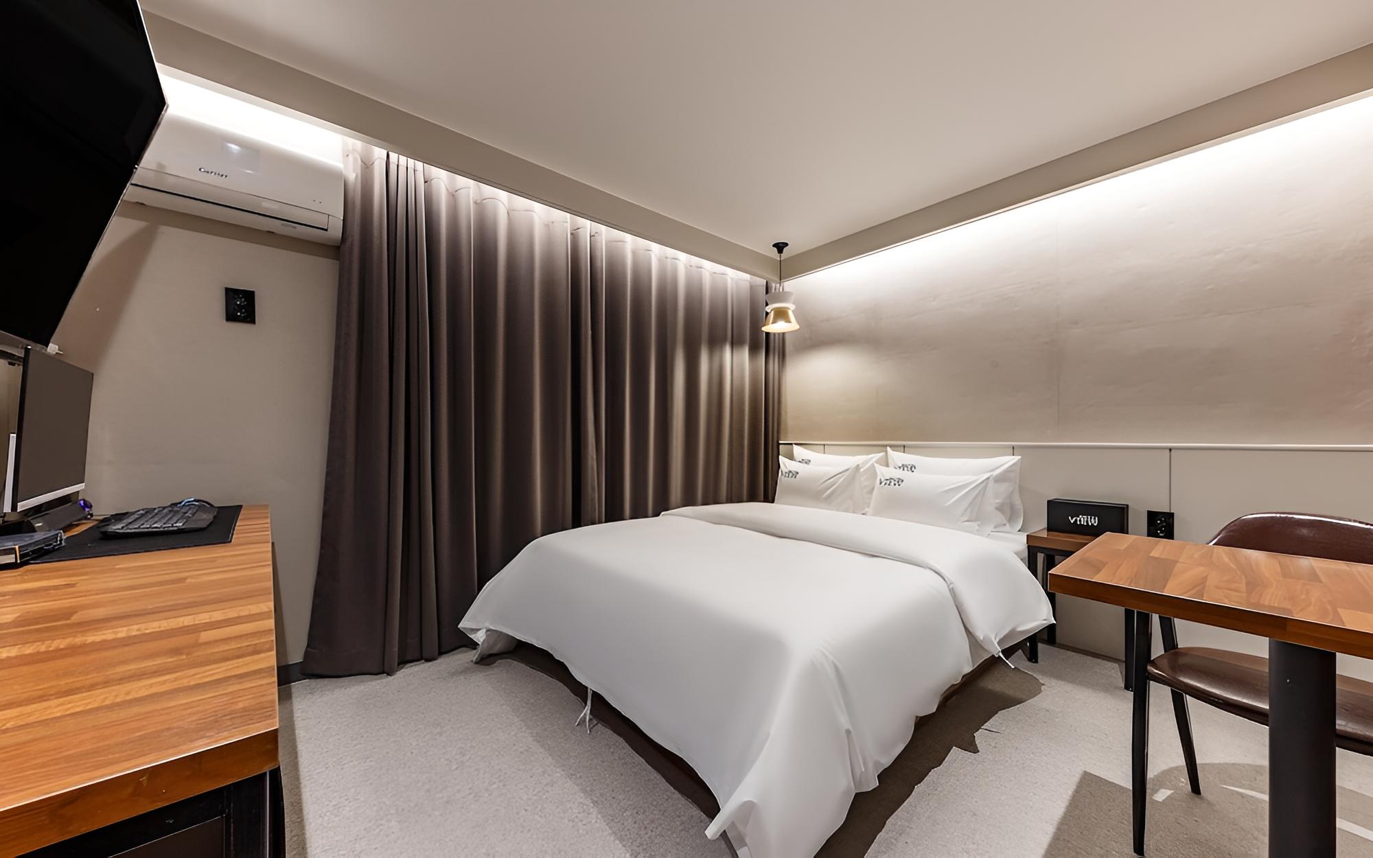 Room (Standard non-smoking room (65" l) - Photo 1