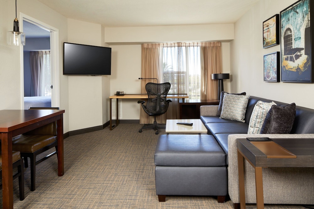 Suite, 1 Bedroom - Photo 1