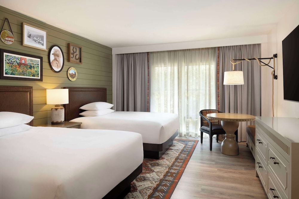 Queen Room with Two Queen Beds and Balcony (Non Smoking)