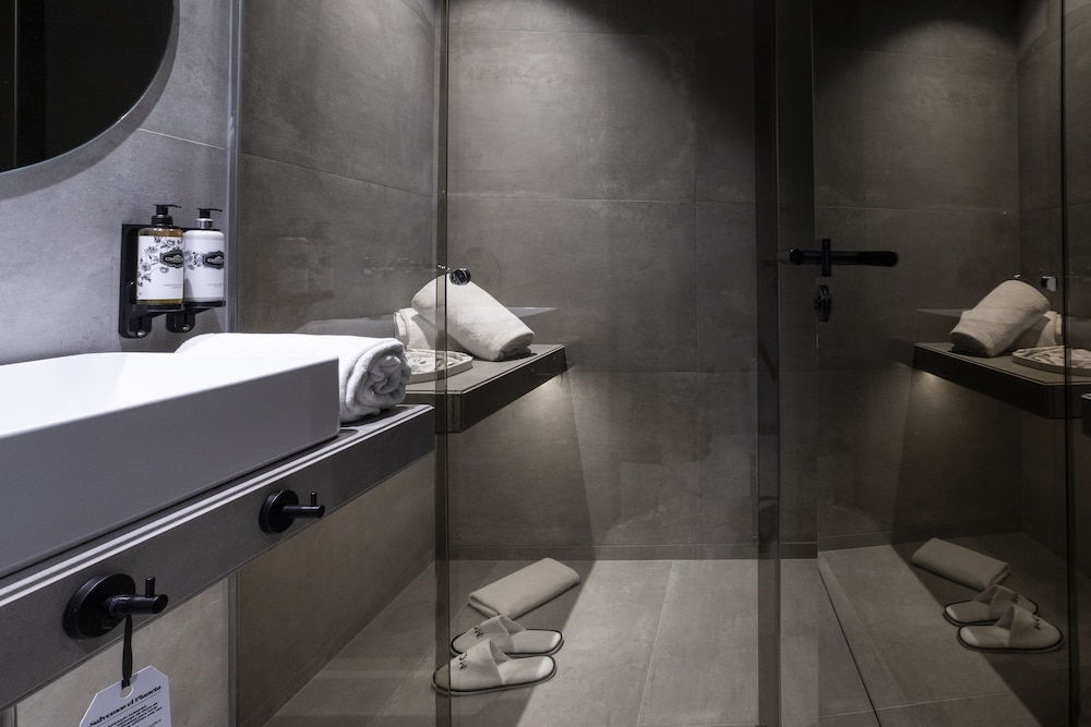 Double Room (Custom) - Photo 12