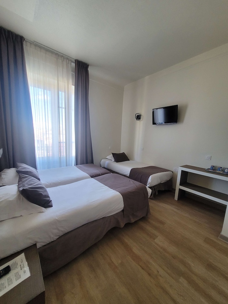 Standard Room, 3 Twin Beds - Photo 19
