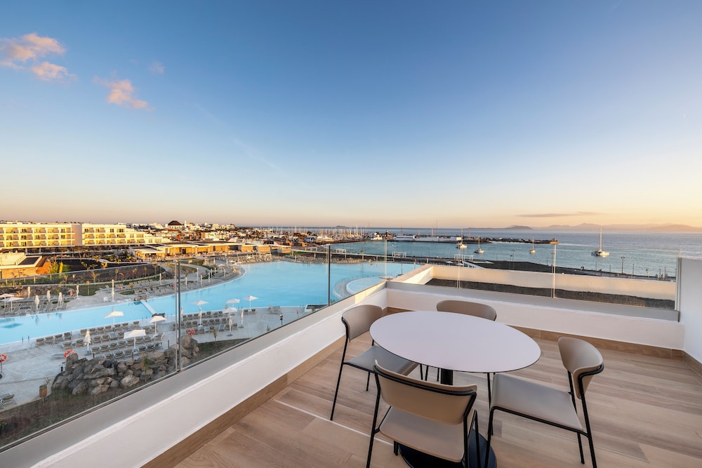 Superior Room (Sea Front | 3 Adults 1 Child) - Photo 4