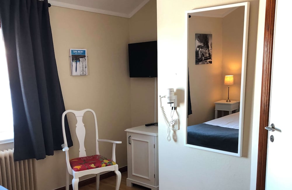 Economy Room, 2 Twin Beds, Non Smoking - Photo 4