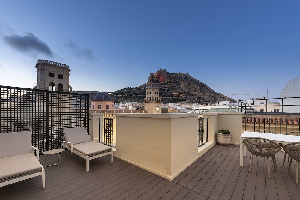Superior Double Room, Terrace, City View thumbnail 5