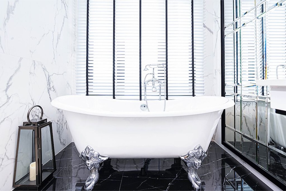 Deluxe King Room - Photo 5