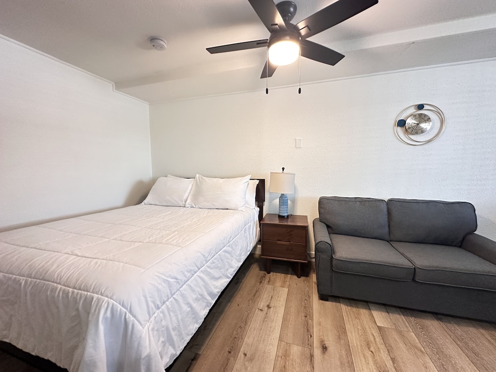 Economy Studio, 1 Queen Bed with Sofa bed, Refrigerator & Microwave, Poolside