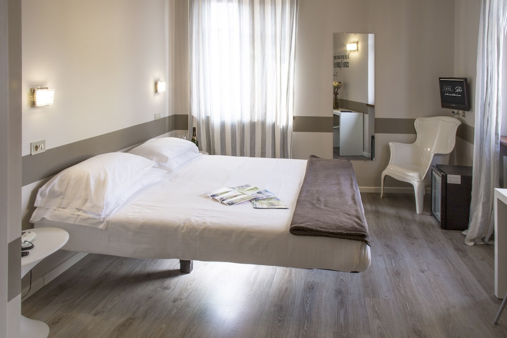 Standard Room, 1 King Bed photo 1
