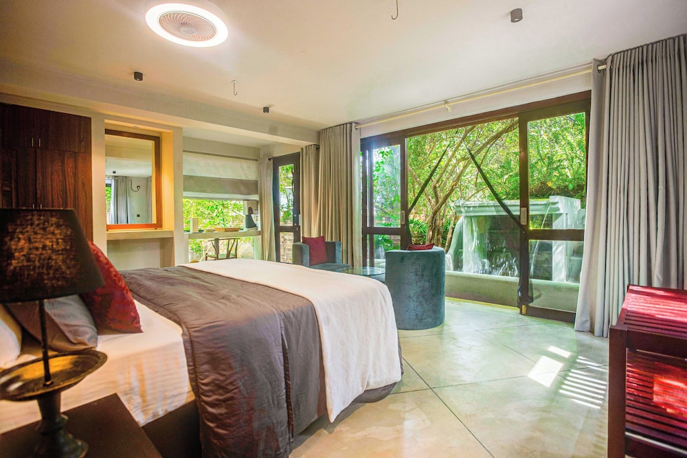 Honeymoon suite with plunge pool